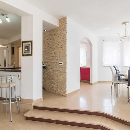 Luxurious Istra Kamen פולה