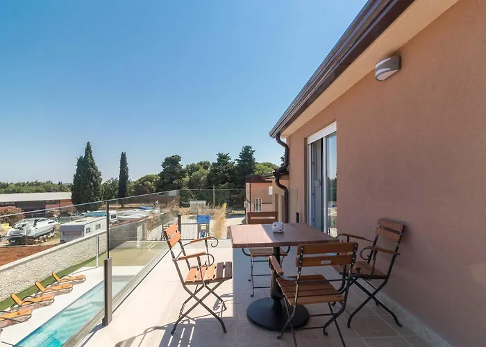 Luxurious Istra Kamen פולה